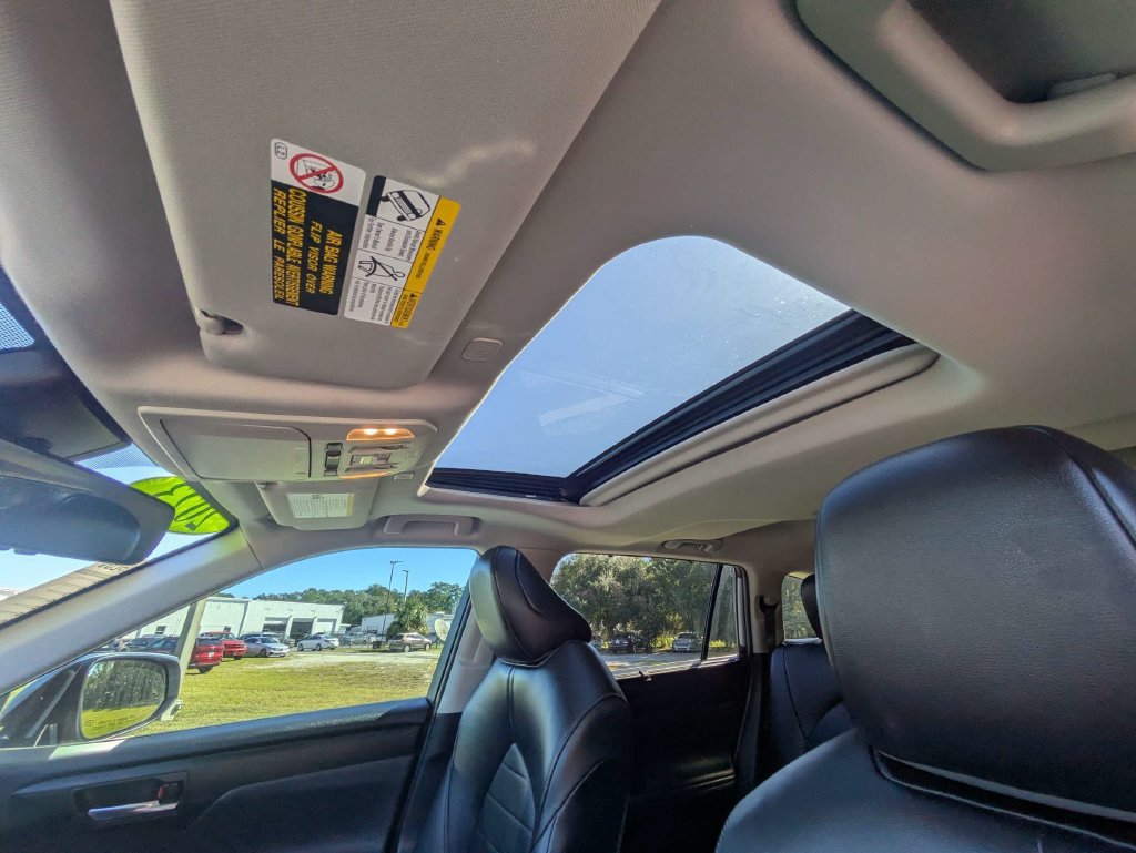 Used 2023 Toyota Highlander XLE FWD image 19