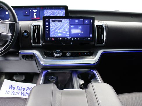 Used 2025 Ford Expedition Platinum w/ Platinum Ultimate Package AWD/4WD image 19