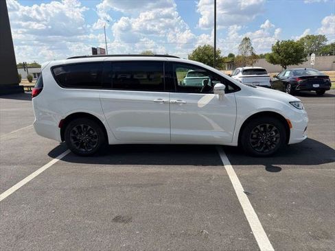 Used 2021 Chrysler Pacifica Touring-L w/ S Appearance Package AWD/4WD image 5