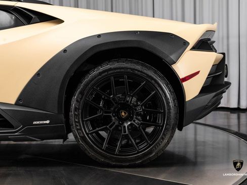 Used 2024 Lamborghini Huracan Sterrato image 19