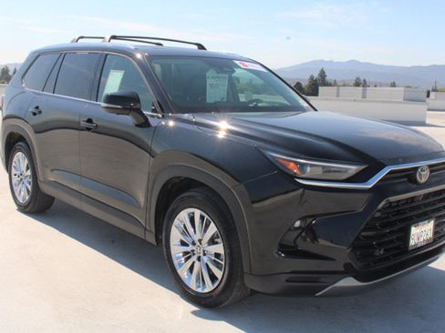 Certified 2025 Toyota Grand Highlander AWD image 2