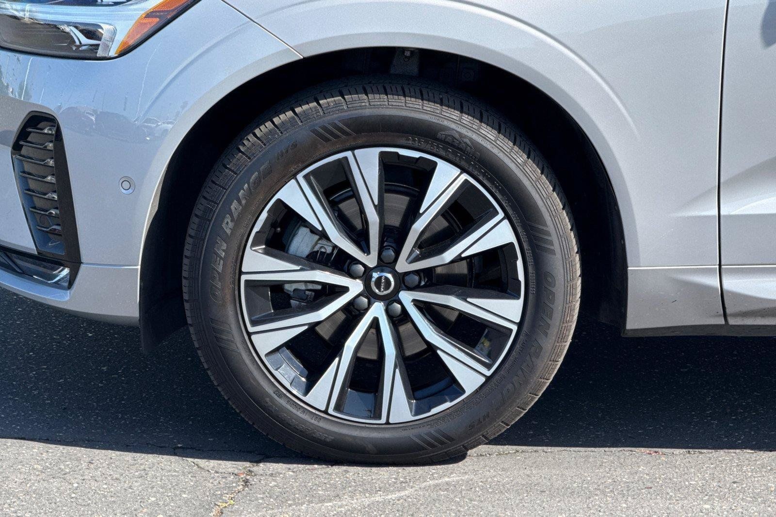 Used 2023 Volvo XC60 B5 Plus AWD/4WD image 25