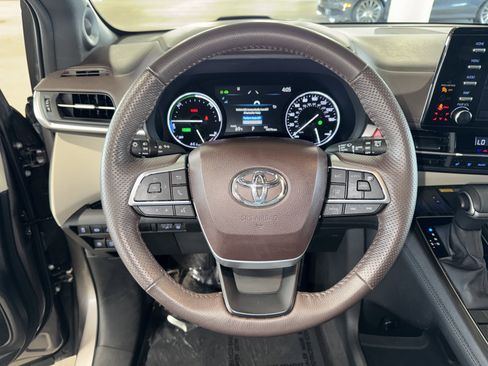 Used 2024 Toyota Sienna Platinum image 20