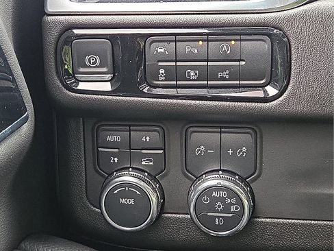 Certified 2025 GMC Yukon Denali image 21