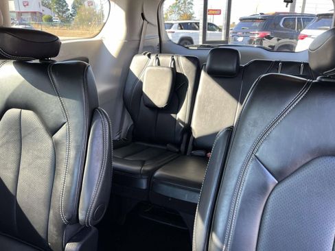 Used 2024 Chrysler Pacifica Touring-L image 12