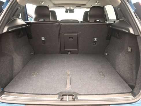 Used 2025 Volvo XC40 B5 Plus image 13