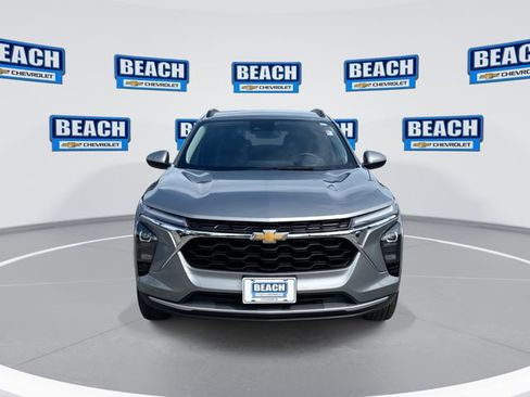 Used 2025 Chevrolet Trax LT w/ LT Convenience Package FWD image 3
