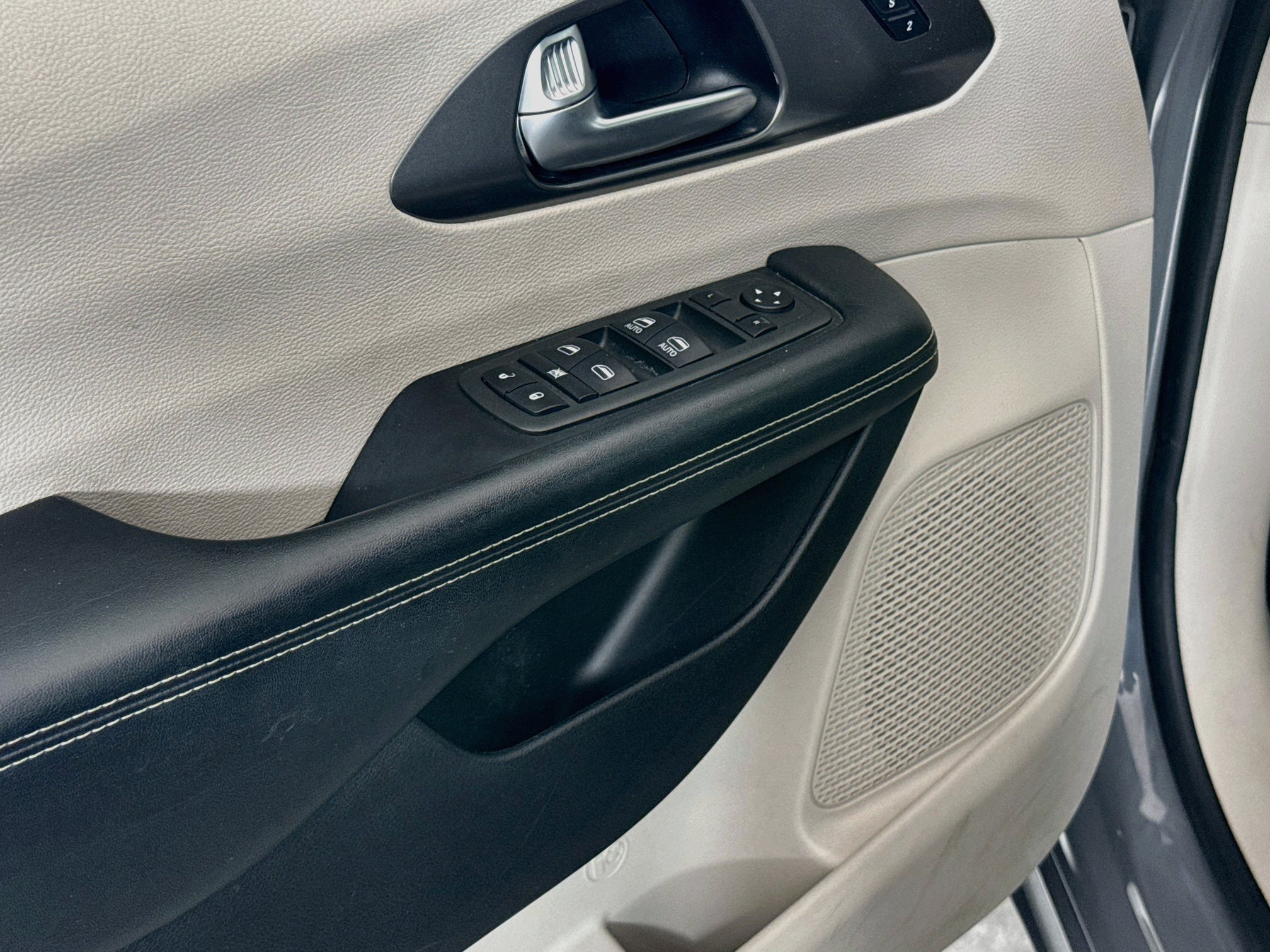Used 2022 Chrysler Pacifica Touring-L FWD image 18