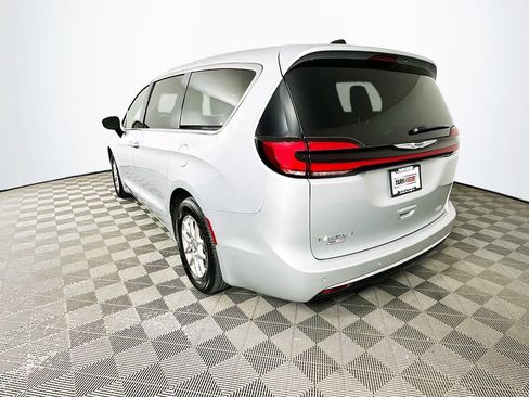 Certified 2024 Chrysler Pacifica Touring-L image 7