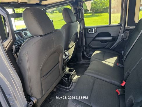 Used 2018 Jeep Wrangler Unlimited Sahara w/ Dual Top Group AWD/4WD image 14