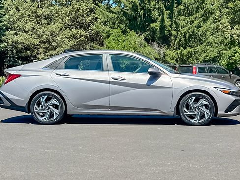 Used 2025 Hyundai Elantra Limited FWD image 3