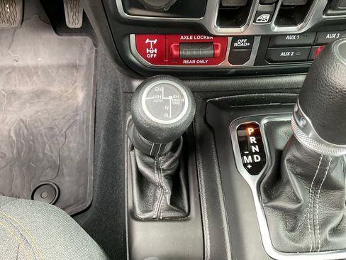 Used 2024 Jeep Wrangler Unlimited AWD/4WD image 18