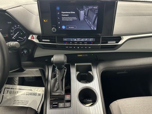 Used 2025 Toyota Sienna LE image 25