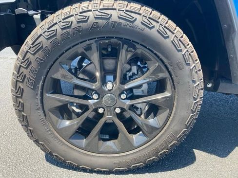 Used 2025 Jeep Gladiator Sport AWD/4WD image 12