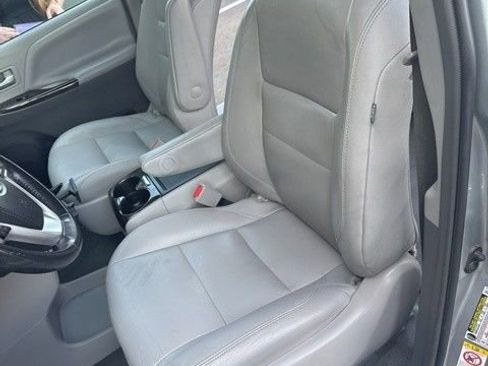 Used 2019 Toyota Sienna XLE image 10