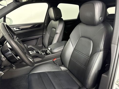 Certified 2023 Porsche Cayenne Platinum Edition image 5