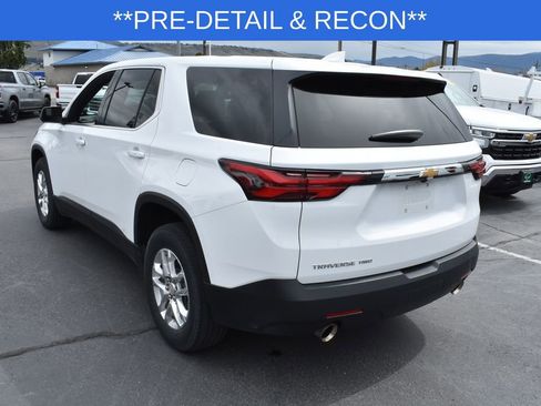 Used 2022 Chevrolet Traverse LS image 3