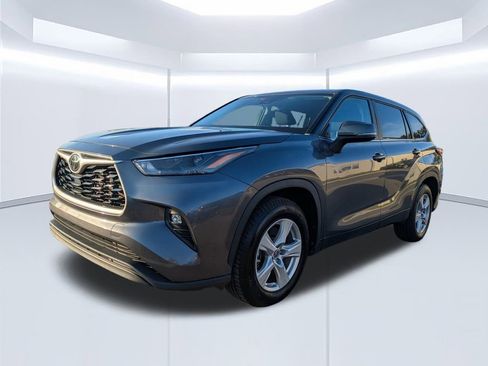 Used 2023 Toyota Highlander LE image 6