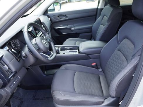 Used 2025 Nissan Pathfinder SV FWD image 15