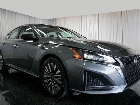 Used 2024 Nissan Altima 2.5 SV image 2