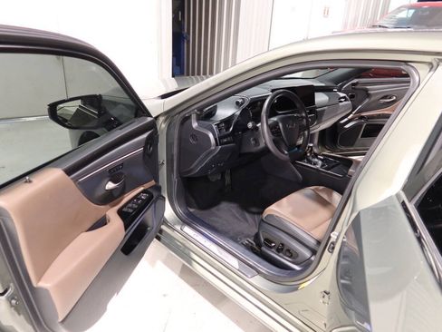 Used 2025 Lexus ES 300h w/ Premium Package FWD image 17