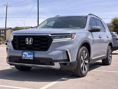 Certified 2025 Honda Pilot Touring image 11