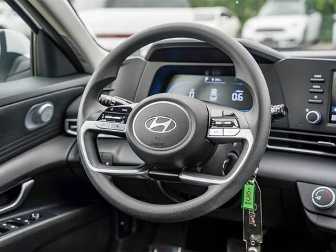 Certified 2025 Hyundai Elantra SE image 15