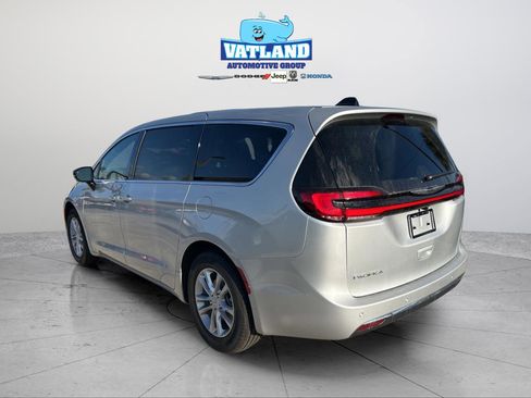 New 2026 Chrysler Pacifica Select image 3