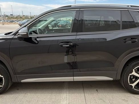 Certified 2025 Volkswagen Tiguan SE FWD image 6