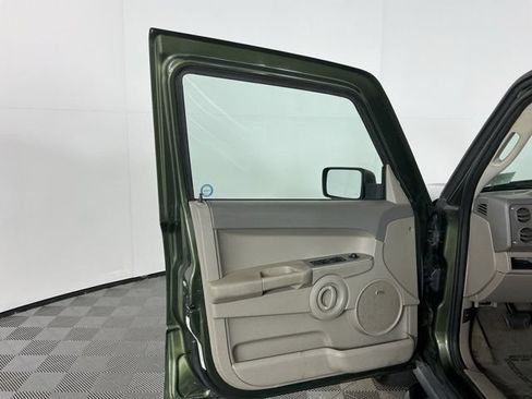 Used 2007 Jeep Commander Sport AWD/4WD image 11