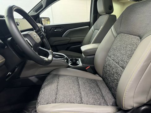 Used 2024 Chevrolet Colorado ZR2 w/ Technology Package image 12