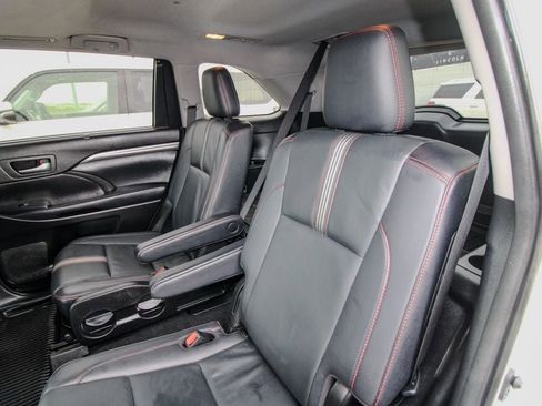 Used 2019 Toyota Highlander SE w/ Nightshade Edition AWD/4WD image 9