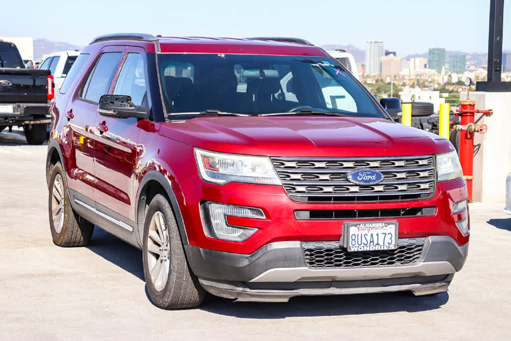Used 2017 Ford Explorer XLT FWD image 3