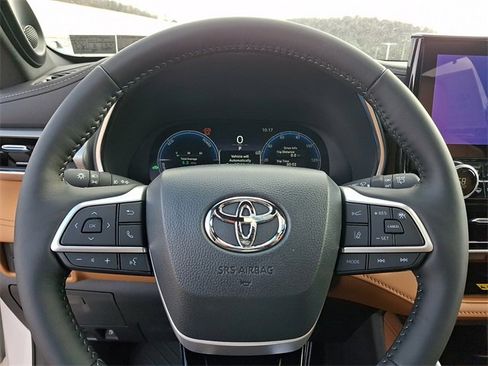 New 2026 Toyota Highlander Platinum image 18