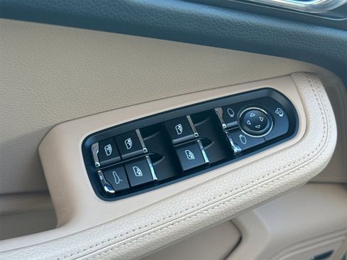 Used 2025 Porsche Macan image 13