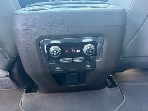Used 2024 GMC Yukon SLT w/ SLT Premium Package AWD/4WD image 18