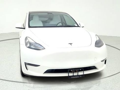Used 2022 Tesla Model Y Long Range AWD/4WD image 2