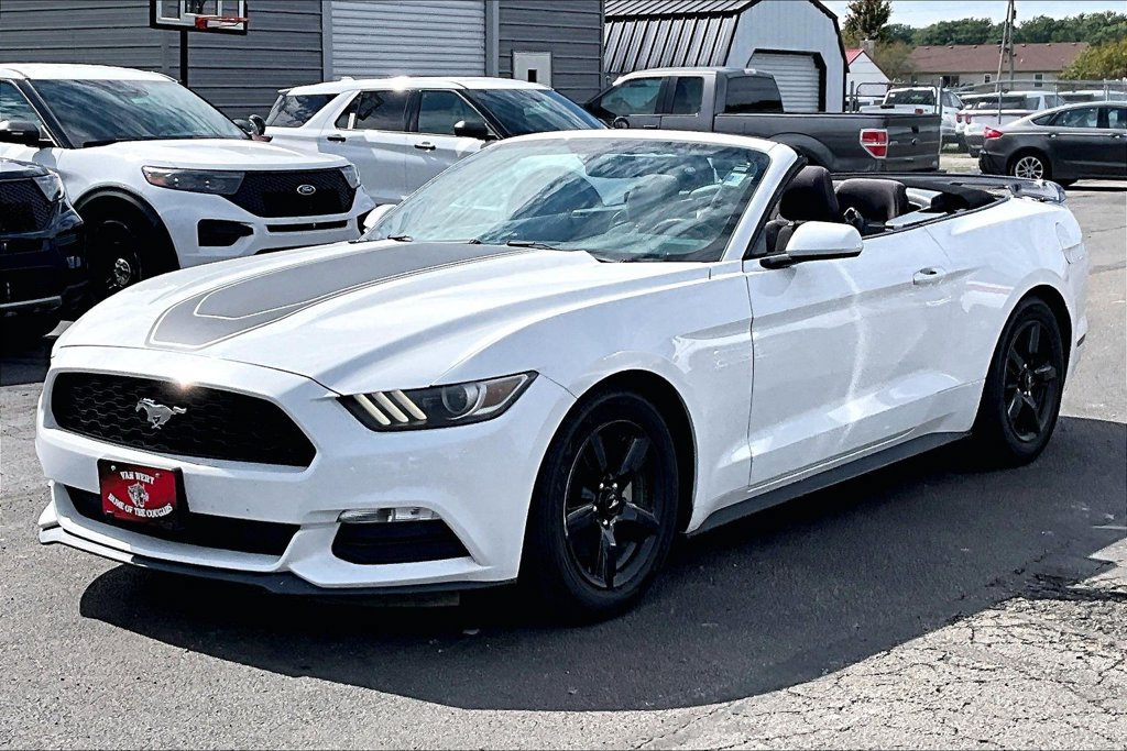 Used 2015 Ford Mustang Convertible RWD image 2