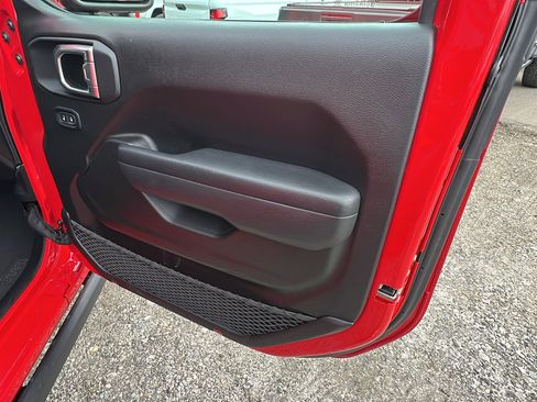 Used 2025 Jeep Wrangler Unlimited Rubicon 4xe image 18