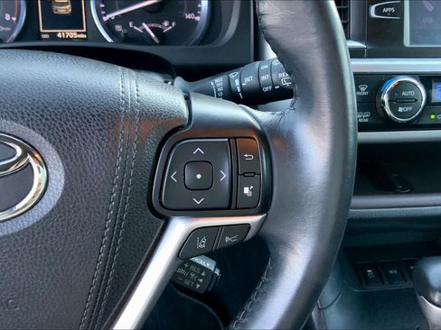 Used 2019 Toyota Highlander XLE AWD/4WD image 25