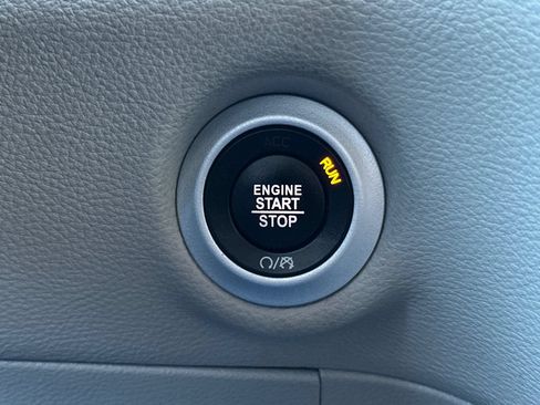 Used 2024 Chrysler Pacifica Limited FWD image 28