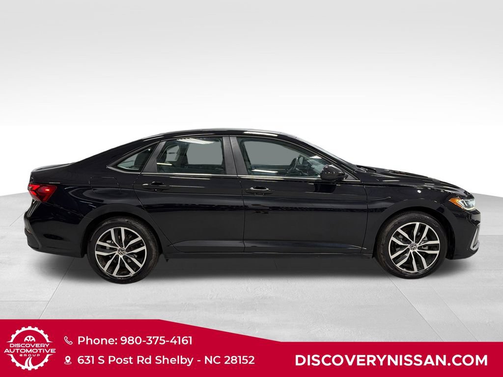 Used 2025 Volkswagen Jetta SE FWD image 5