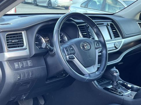 Used 2018 Toyota Highlander XLE image 15