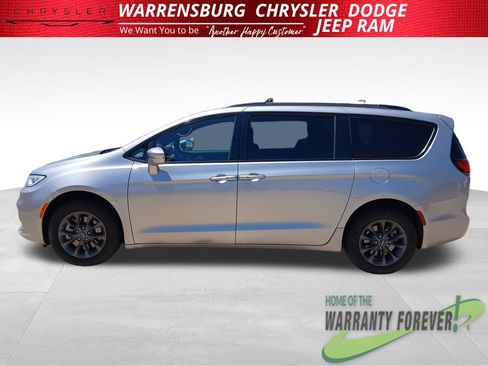Used 2021 Chrysler Pacifica Touring-L w/ Uconnect Theater Family Group AWD/4WD image 7