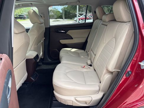Used 2020 Toyota Highlander XLE FWD image 20