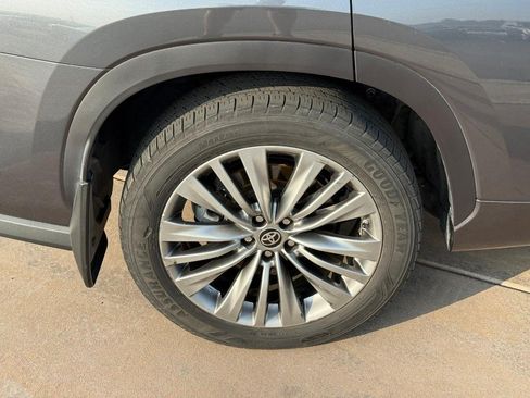 Certified 2020 Toyota Highlander Platinum AWD/4WD image 6