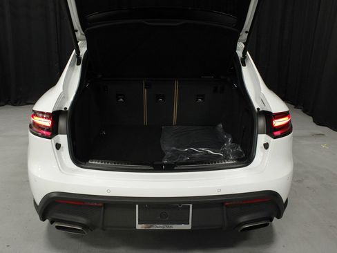 Certified 2025 Porsche Macan AWD/4WD image 17