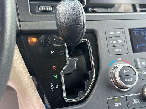 Used 2020 Toyota Sienna LE AWD/4WD image 19