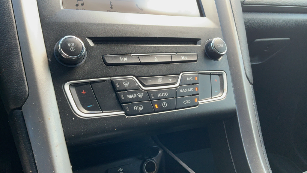 Used 2018 Ford Fusion SE w/ Fusion SE Technology Package FWD image 16