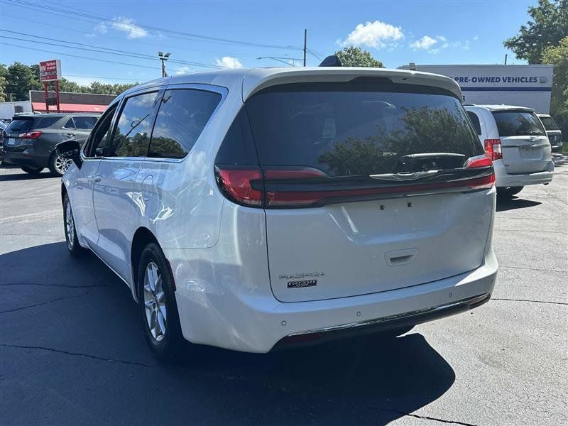 Used 2025 Chrysler Pacifica Select FWD image 4